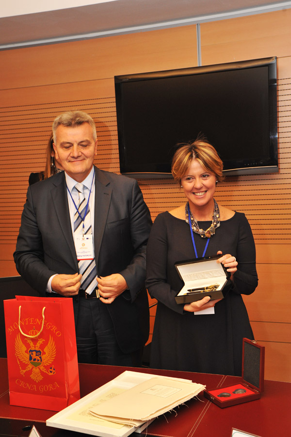 Memorandum d'intesa Italia - Montenegro: scambio di regali tra il Ministro Lorenzin e il Ministro Radunović