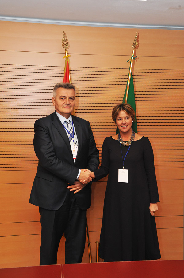 Memorandum d'intesa Italia - Montenegro: stretta di mano tra il Ministro Lorenzin e il Ministro Radunović