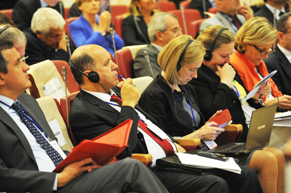I delegati internazionali seguono i lavori della prima giornata 