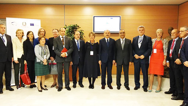 Il Ministro Lorezin con i Ministri e i Capi delegazione dell'area del Mediterraneo