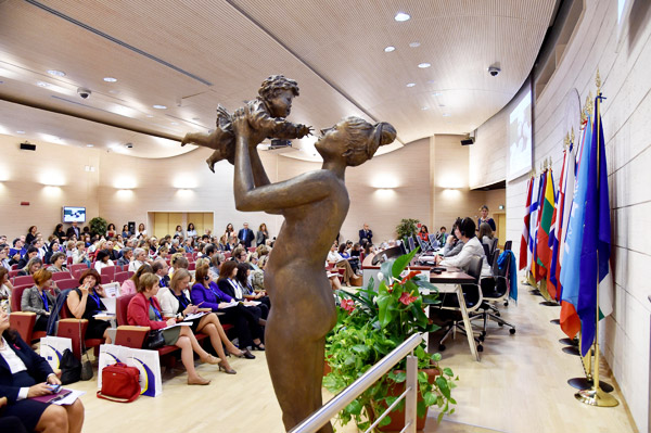 The statue of maternity on the stage of the Ministerial Conference “Women’s health: a life course approach”