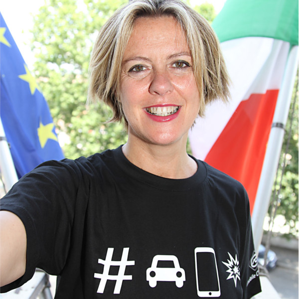 Anche il Ministro della Salute Beatrice Lorenzin aderisce alla campagna @ACI_Italia #GuardaLaStrada #Mollastotelefono per la sicurezza dei giovani alla guida