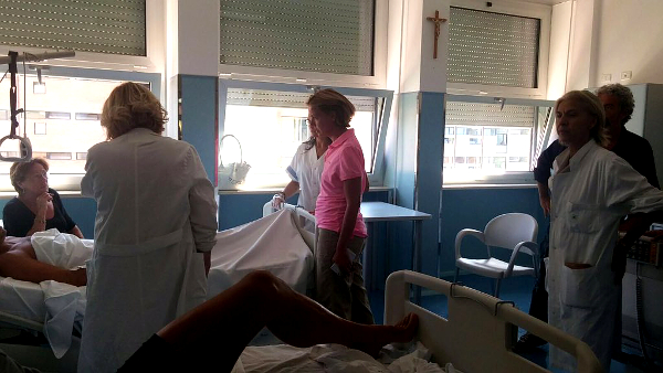 Il ministro Lorenzin fa visita ai feriti in corsia all'ospedale di Rieti