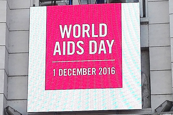 Immagine della facciata del Ministero della Salute per la Giornata mondiale contro l'Aids