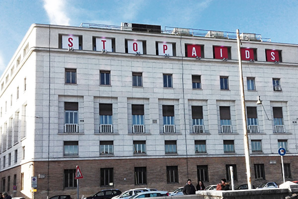 Immagine della facciata del Ministero della Salute per la Giornata mondiale contro l'Aids