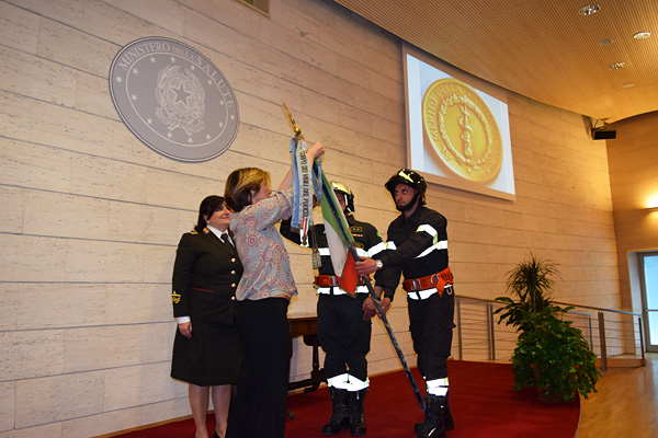 Il Ministro depone la medaglia sulla bandiera - Comando provinciale Vigli del Fuoco di Campobasso