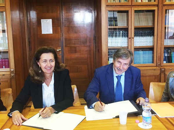 Firma dell'accordo, sottoscritto dal delegato OIE italiano, Capo dei servizi veterinari, Silvio Borrello e dal Direttore Generale dell'Organizzazione Mondiale della sanità animale (OIE) Monique Eloit
