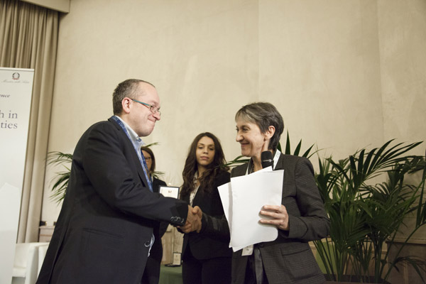 Il direttore generale Gaetana Ferri premia Antonio Gaudioso con la medaglia celebrativa del 60ennale del Ministero della salute