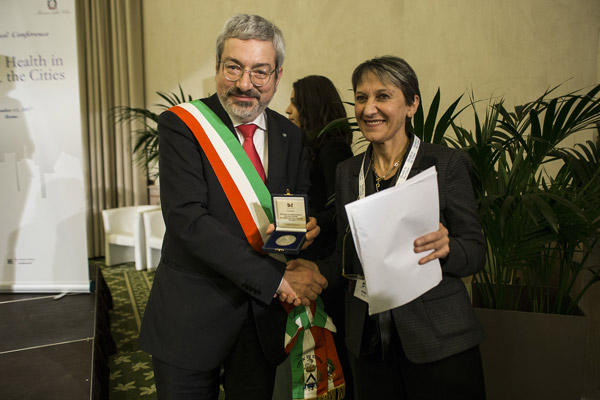 Il direttore generale Gaetana Ferri premia Furio Honsell con la medaglia celebrativa del 60ennale del Ministero della salute