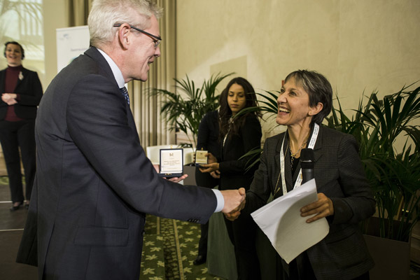 Niels Lund ritira la medaglia celebrativa del 60ennale dell'istituzione del Ministero della salute dalle mani del direttore generale Gaetana Ferri