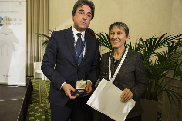 Il direttore generale Gaetana Ferri premia Roberto Pella con la medaglia celebrativa del 60ennale del Ministero della salute