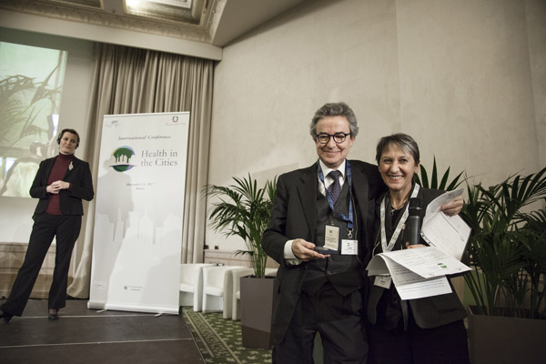 Il direttore generale Gaetana Ferri premia Andrea Lenzi con la medaglia celebrativa del 60ennale del Ministero della salute