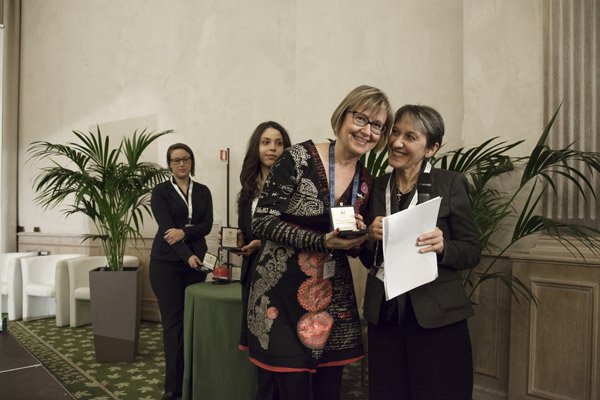 La premiazione di Simona Arletti nell'ambito del side event "Healt in the Cities"