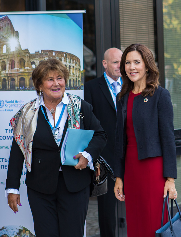 Il direttore dell'OMS Europa Zsuzsanna Jakab e la principessa Mary di Danimarca