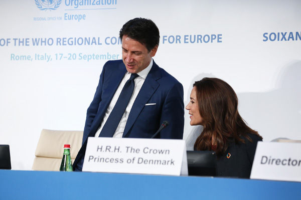 Il presidente del Consiglio Conte e la principessa Mary di Danimarca al tavolo dei relatori