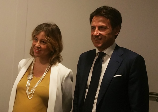 Il ministro della salute Giulia Grillo e il presidente del Consiglio Giuseppe Conte