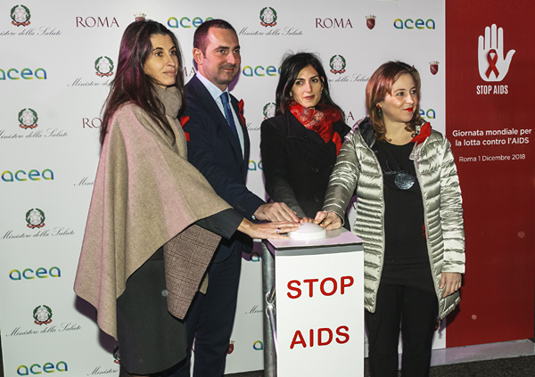 Giulia Grillo con Vincenzo Spadafora, Virginia Raggi e Michaela Castelli alla Piramide Cestia alla vigilia della 30a Giornata mondiale contro l'Aids