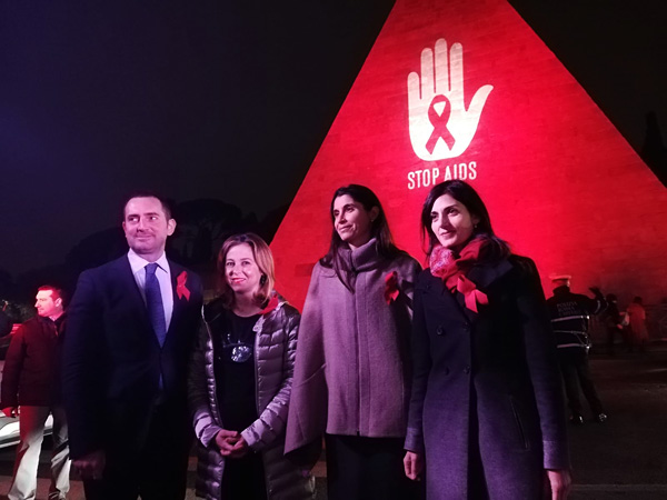 Giulia Grillo con Vincenzo Spadafora, Virginia Raggi e Michaela Castelli alla Piramide Cestia alla vigilia della 30a Giornata mondiale contro l'Aids