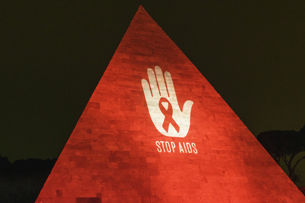 La Piramide Cestia colorata di rosso in occasione della 30a Giornata mondiale contro l'Aids