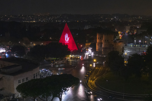 La Piramide Cestia colorata di rosso in occasione della 30a Giornata mondiale contro l'Aids
