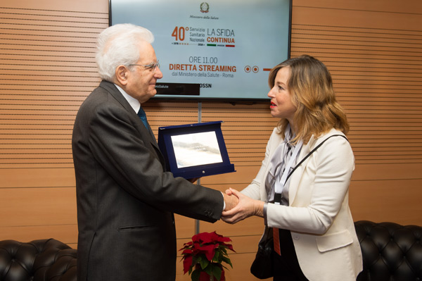 La stretta di mano tra il Presidente della Repubblica Sergio Mattarella e il ministro della Salute Giulia Grillo