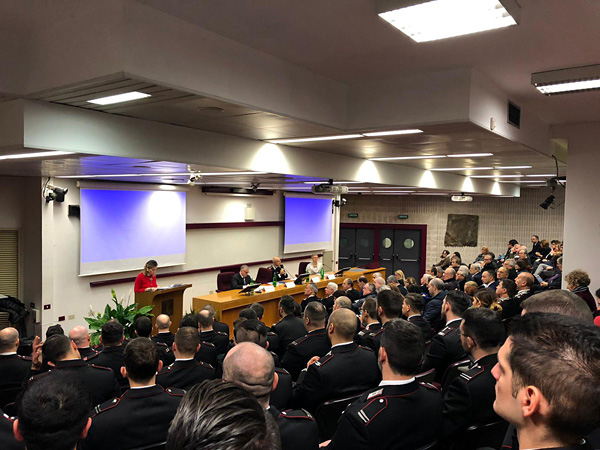 Il ministro Grillo parla ai Carabinieri seduti in aula 