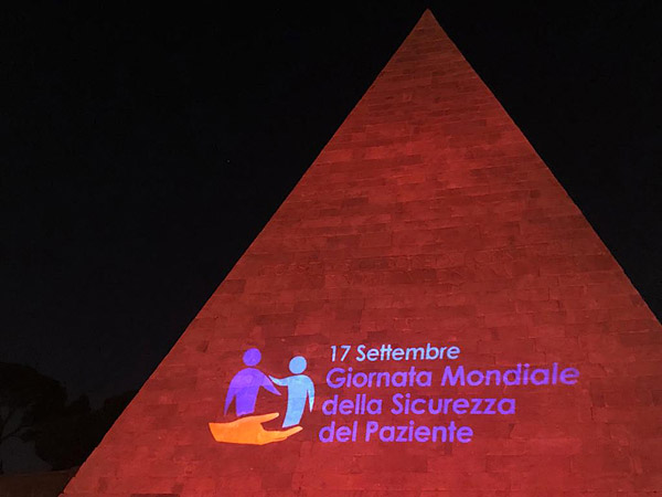 Immagine della piramide Cestia illuminata