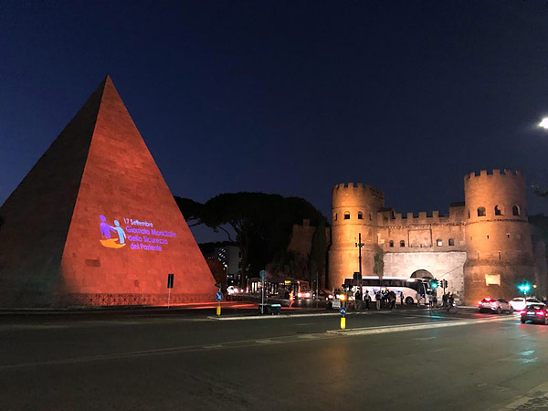 Immagine della piramide Cestia illuminata