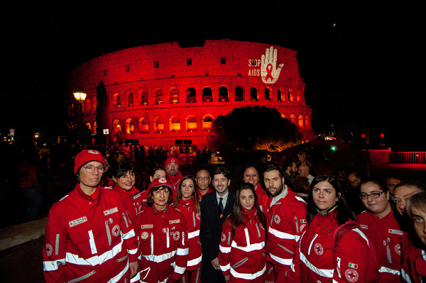 Foto di gruppo del Ministro con i volontari della Croce Rossa