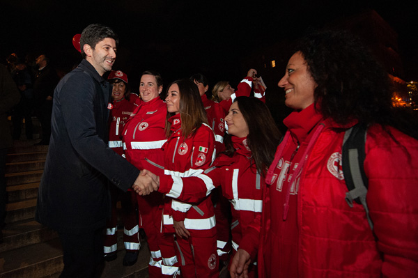 Il Ministro Speranza stringe la mano ai volontari della Croce Rossa