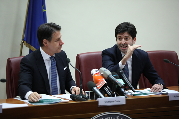 Il Presidente del Consiglio Giuseppe Conte ed il Ministro della Salute Roberto Speranza durante la conferenza