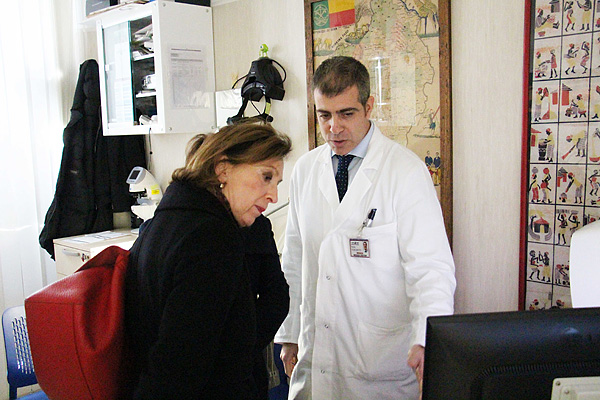 La Sottosegretaria Zampa con il Dott. Paolo Turchetti, oculista  