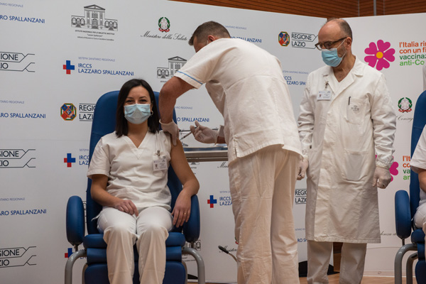 I primi operatori sanitari vaccinati contro Covid-19 allo Spallanzani di Roma