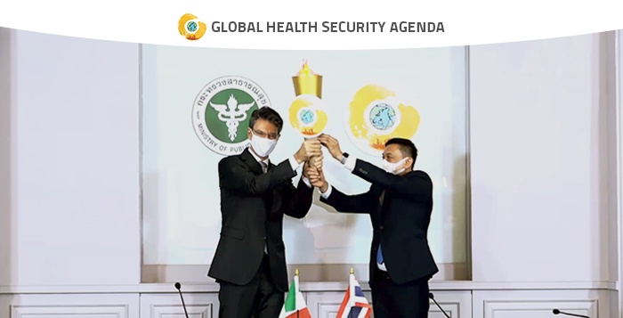 Passaggio di testimone della presidenza GHSA dalla Thailandia all’Italia. Lorenzo Galanti Ambasciatore d’Italia presso il Regno di Thailandia e il  Vice segretario generale del Ministero della salute Tailandese Dr. Sura Wisedsak.