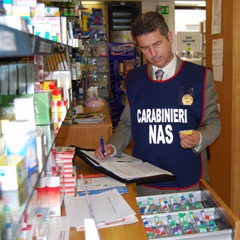 Carabiniere NAS in farmacia
