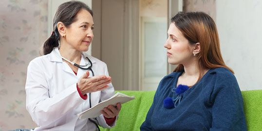Immagine di una donna che parla con una dottoressa