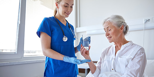 immagine di un'infermiera che assiste una paziente