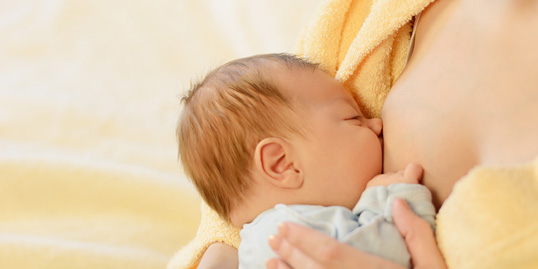 immagine di un neonato attaccato al seno