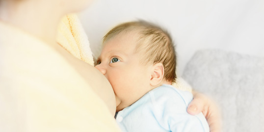 immagine di un neonato attaccato al seno