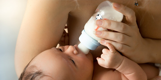 immagine di una mamma che allatta con latte sostitutivo