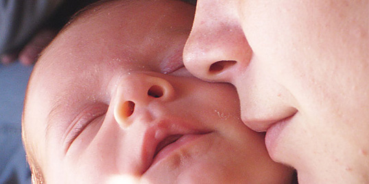 Immagine di una mamma con un neonato