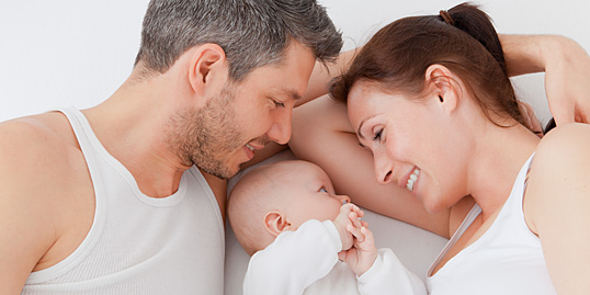 Immagine di una mamma e di un papà con un neonato