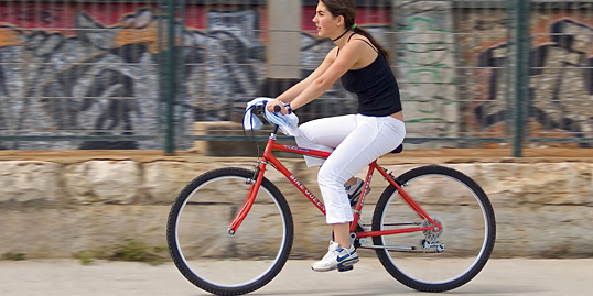Immagine di una donna in bicicletta