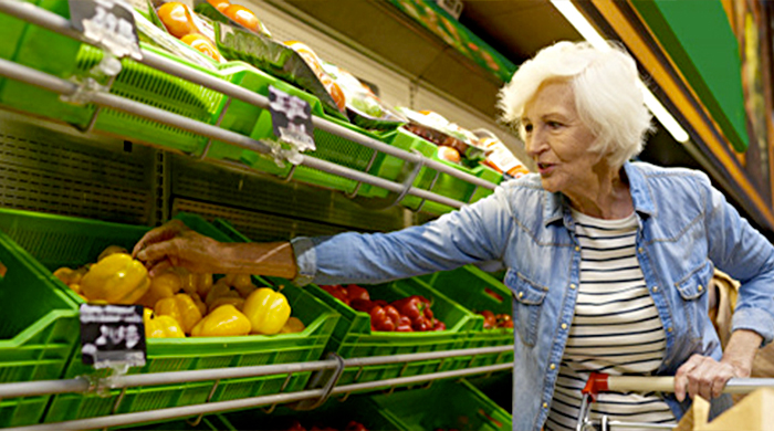 Immagine di una donna anziana al supermercato