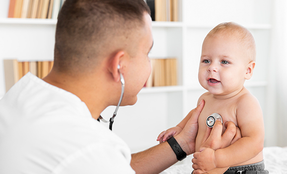 Pediatra in visita di un neonato
