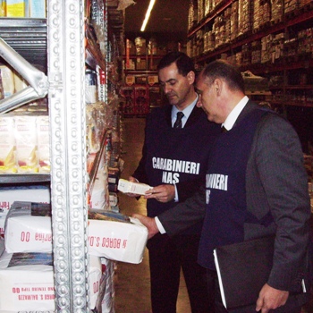 Carabinieri NAS durante ispezione deposito alimenti biologici