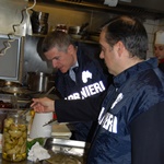 due carabinieir del nas ispezionano una mensa