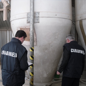 I Carabinieri del NAS ispezionano un silos contenente del mangime