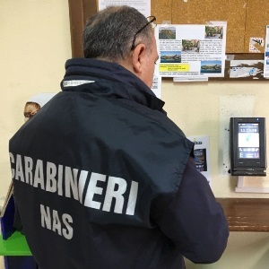 Un Carabiniere del NAS controlla la vidimatura dei badge marca - tempo.