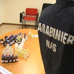Un Carabiniere del NAs con delle sostanze sequestrate